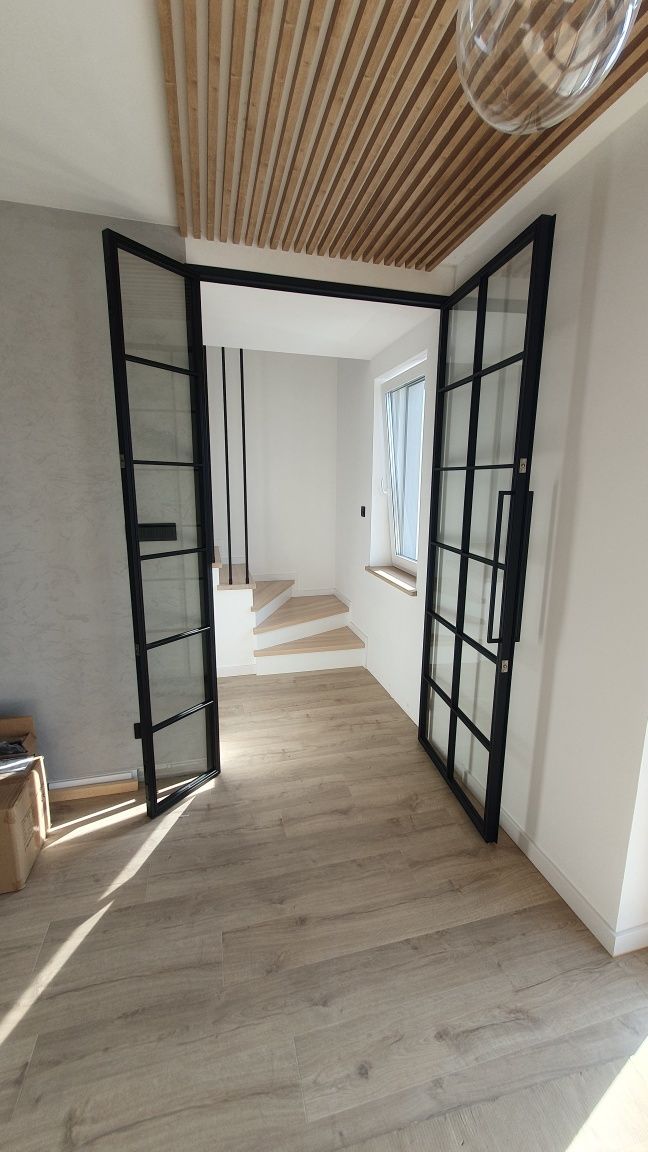 Zabudowy w stylu loft, drzwi przesuwne loft, ścianki szklane