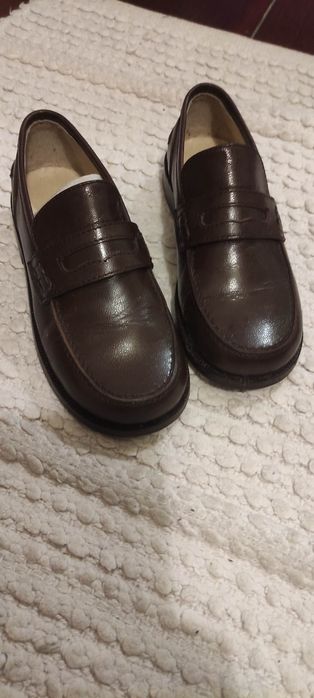 Sapatos de criança em pele