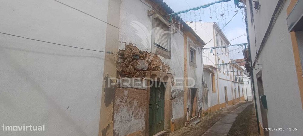 Casa antiga no centro histórico em Nisa