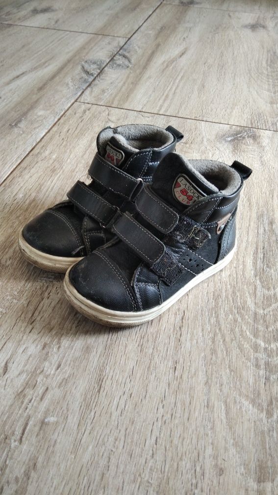 Półbuciki  wiosenno-jesienne Lasocki rozm  23
Zapinane na rzep
rozm 22