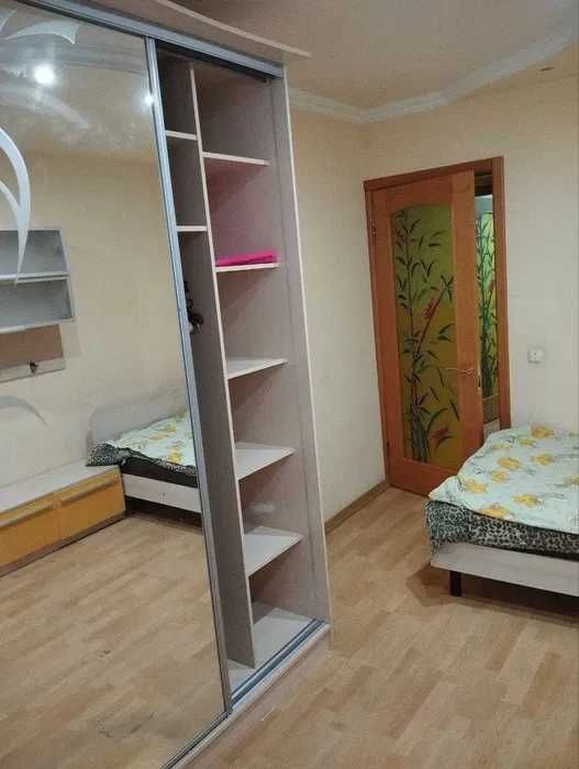 Продаю 3-к кв. метро Спортивная, Защитников Украины,  Конный рынок