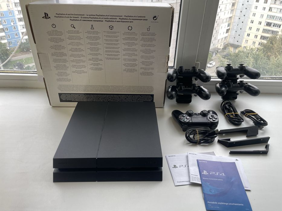 Продам ідеальну PS4 1 tb з пятьма джойстиками