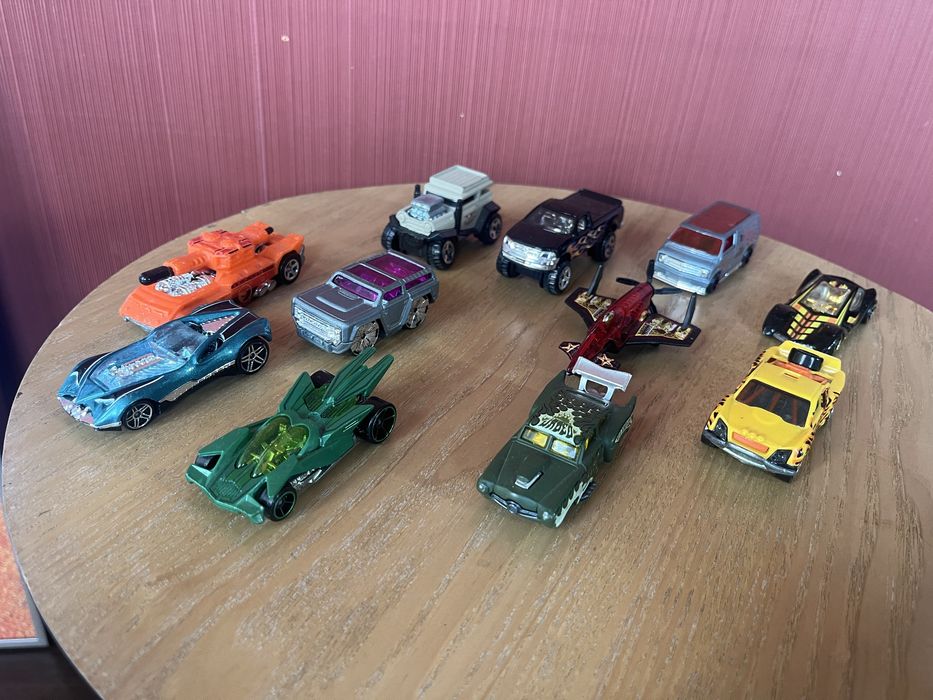Zestaw samochodzików hot wheels