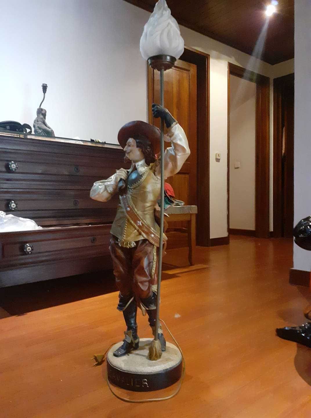 candeiro estatueta