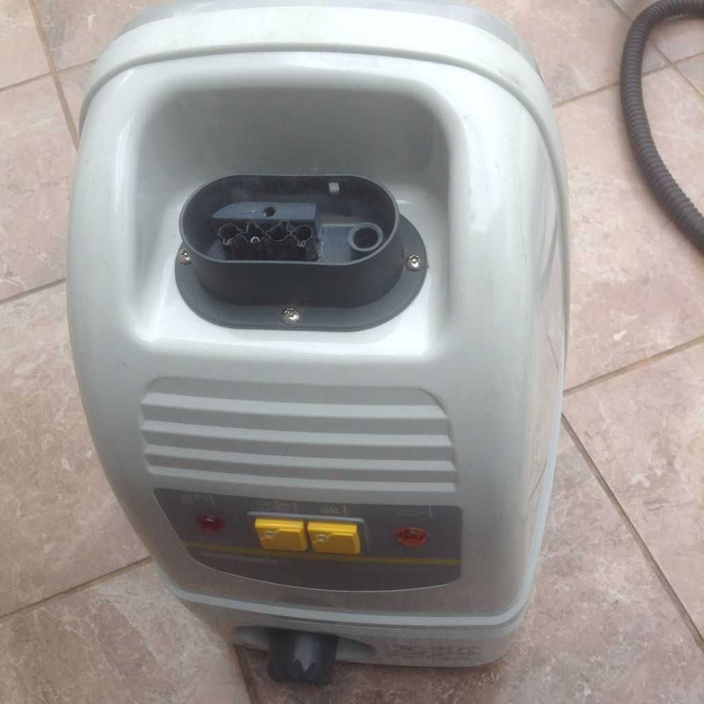 KARCHER Vaporapid- parowacz do czyszczenia dywanów i mycia okien.