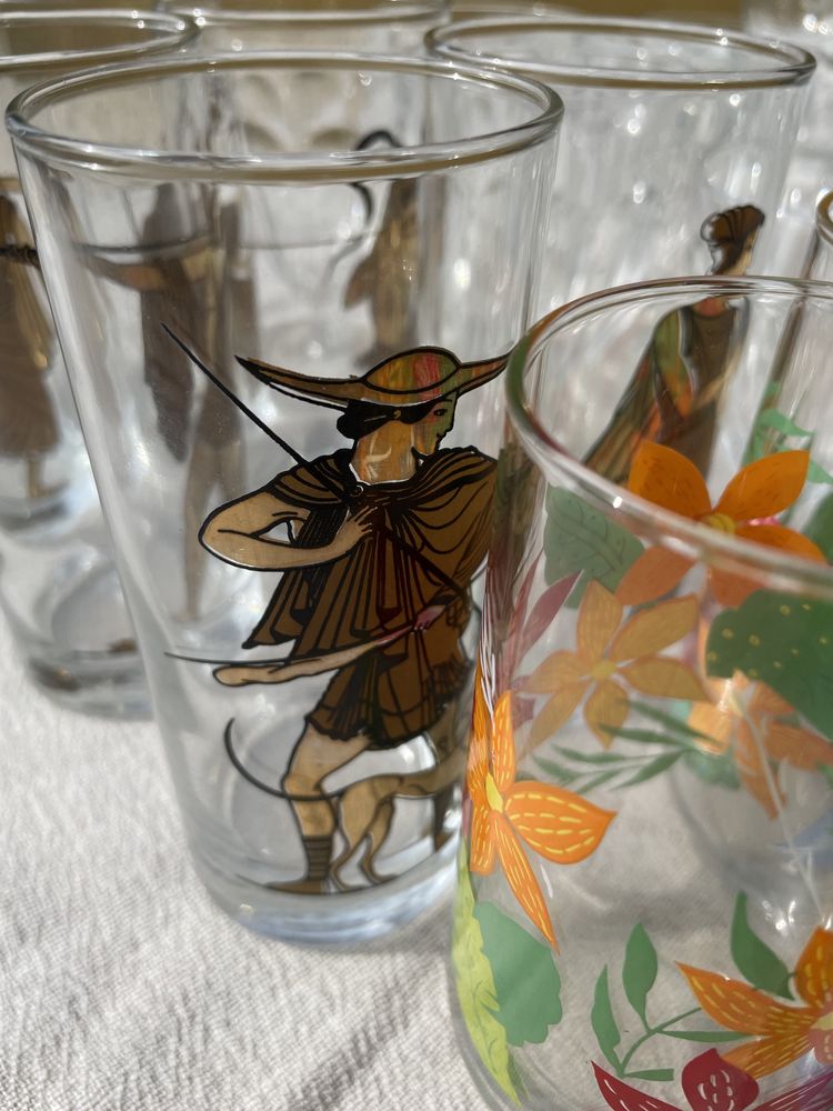 Conjunto de copos de vários tamanhos, motivos e fins diversos.