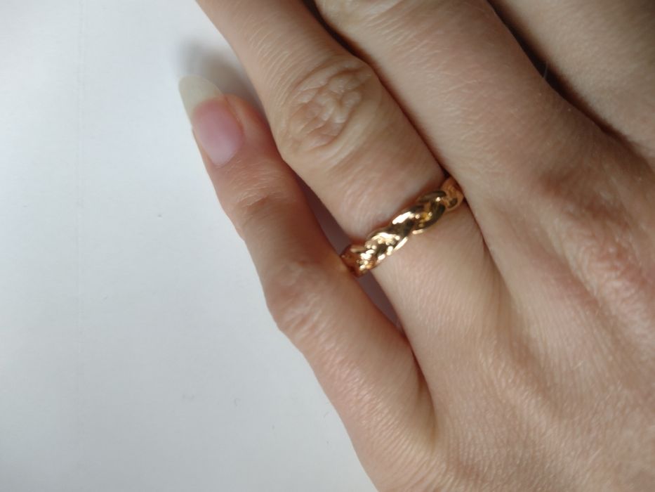 Pierścionek w kolorze złotym.