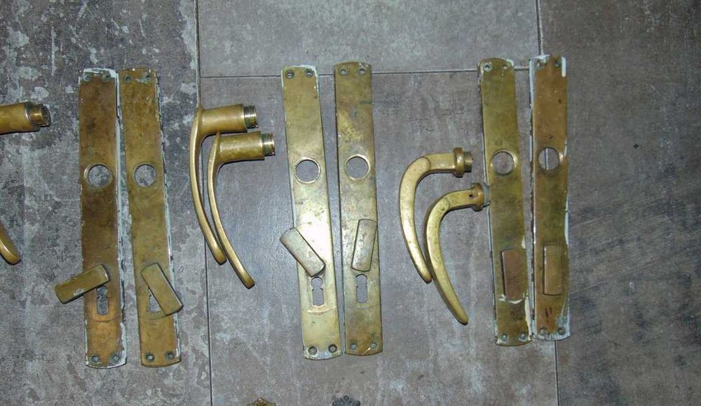 Stare szyldy,klamki,do drzwi,mosiężne,rozstaw 93 mm.cena za 1 kmpl.