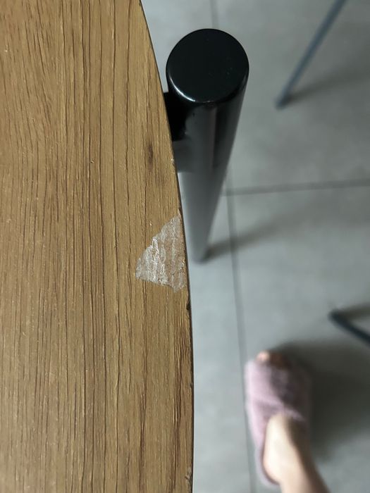 Stół okrągły z czarnymi nogami do jadalni
