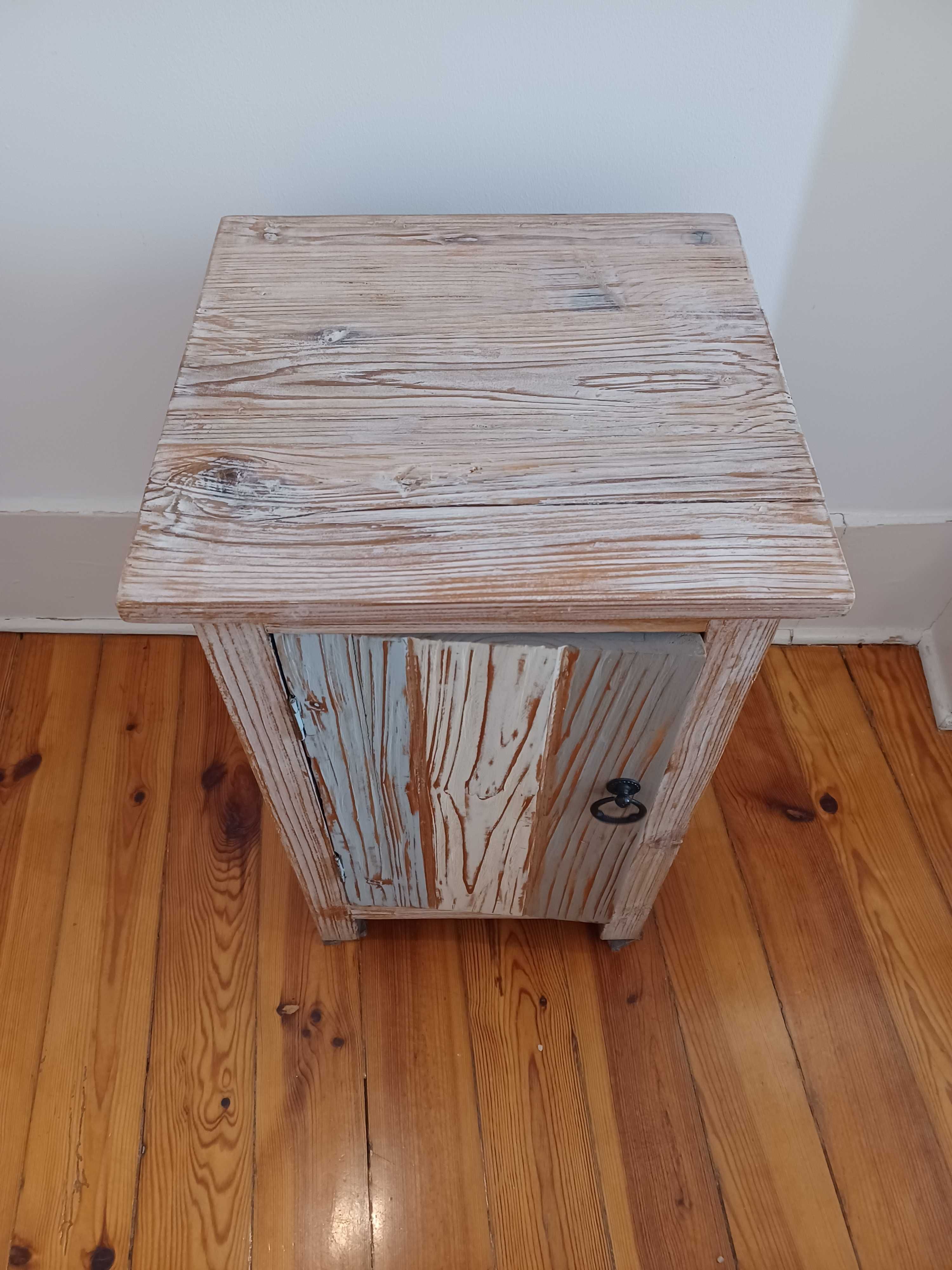 Mesa de cabeceira