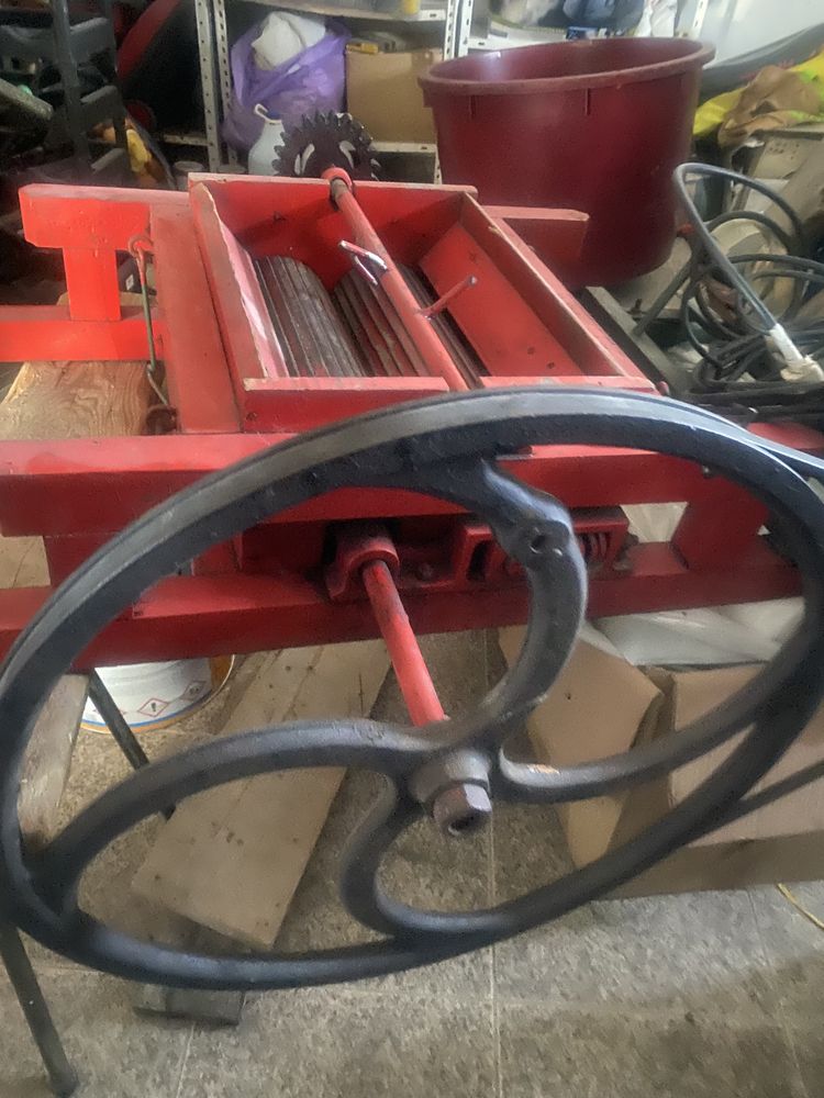 Esmagador, desengonçador de uvas com motor