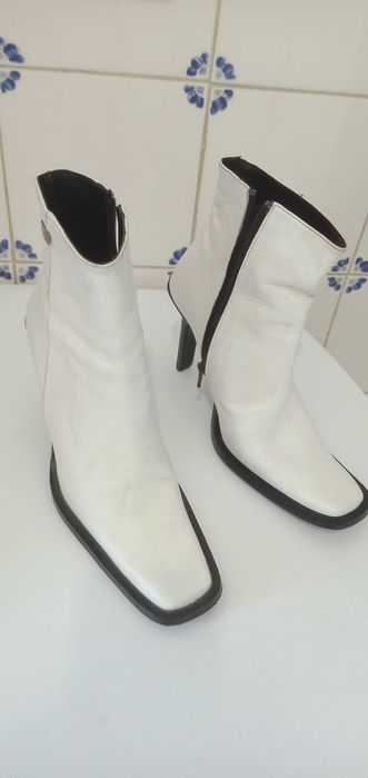 Botim de pele Branco, tacão alto, fecho preto, Paulo Brandão 20€