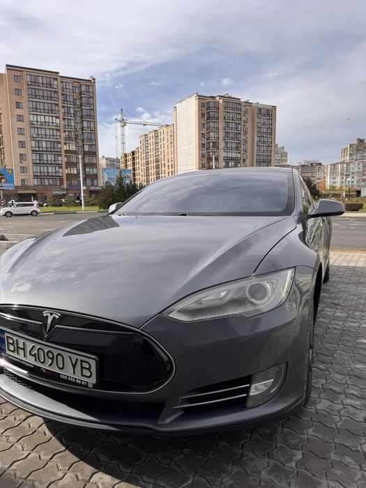 Tesla model S P85
