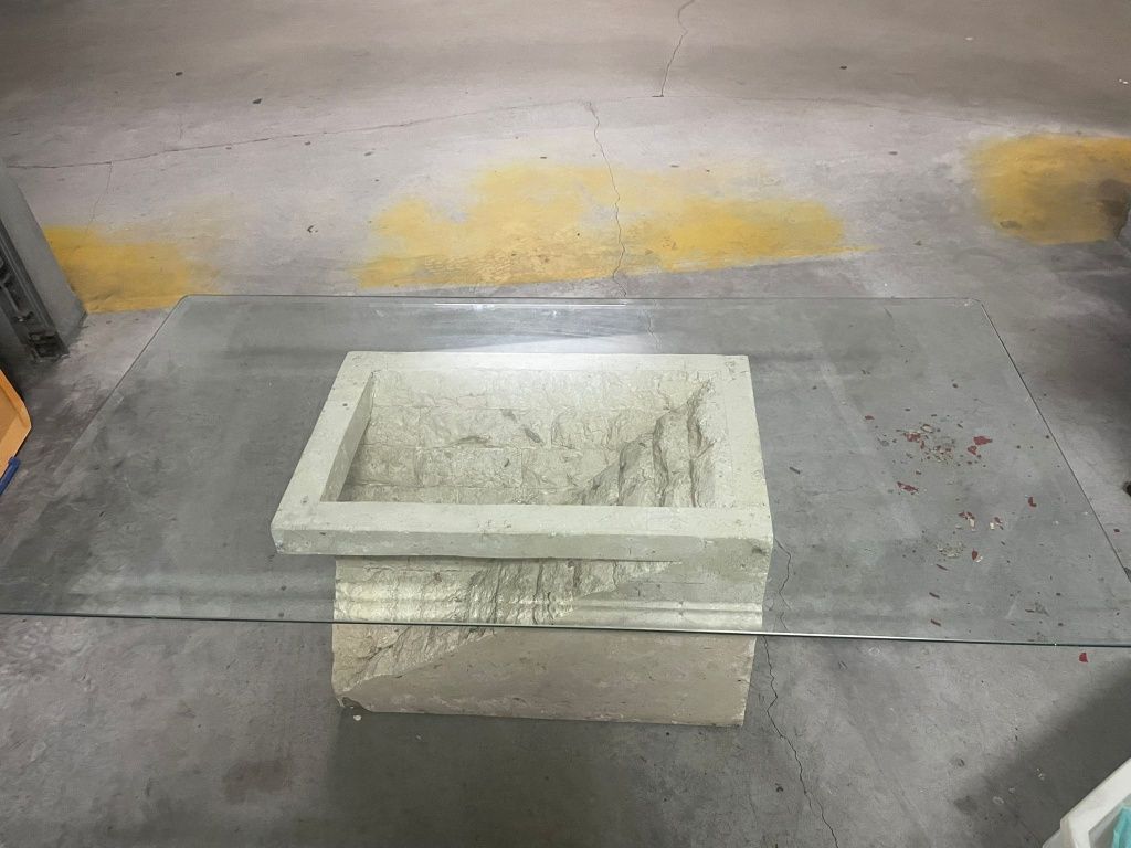 Mesa de centro pedra e vidro e outra  em madeira maciça castanha da ma
