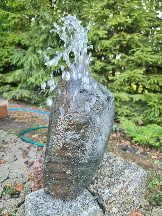 Kamień fontanna ogrodowa