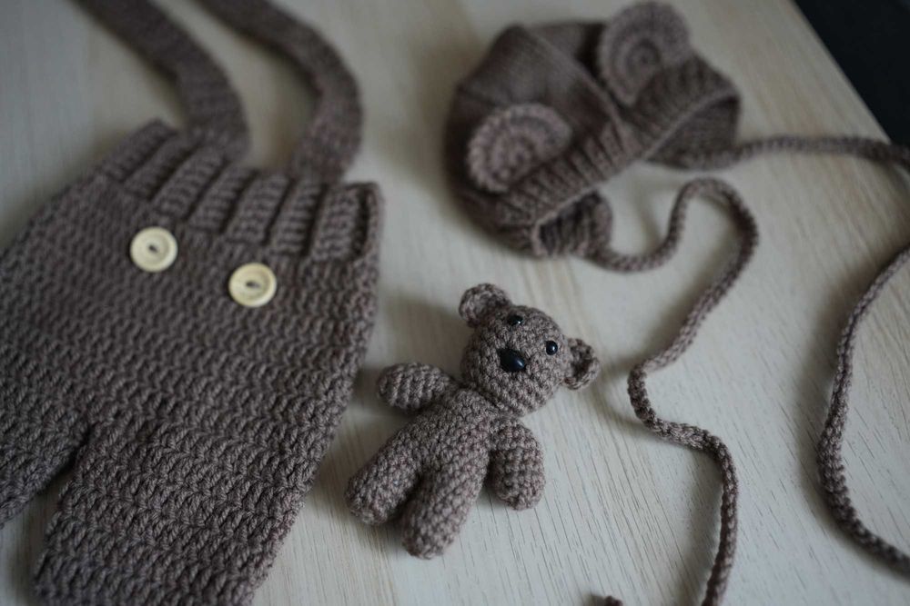 Ubranko do sesji zdjęciowej noworodkowej zrobione na drutach miś