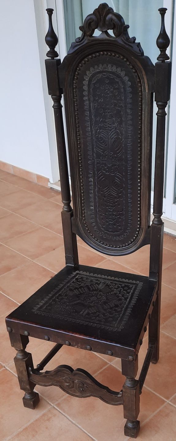 Cadeira de jantar antiga