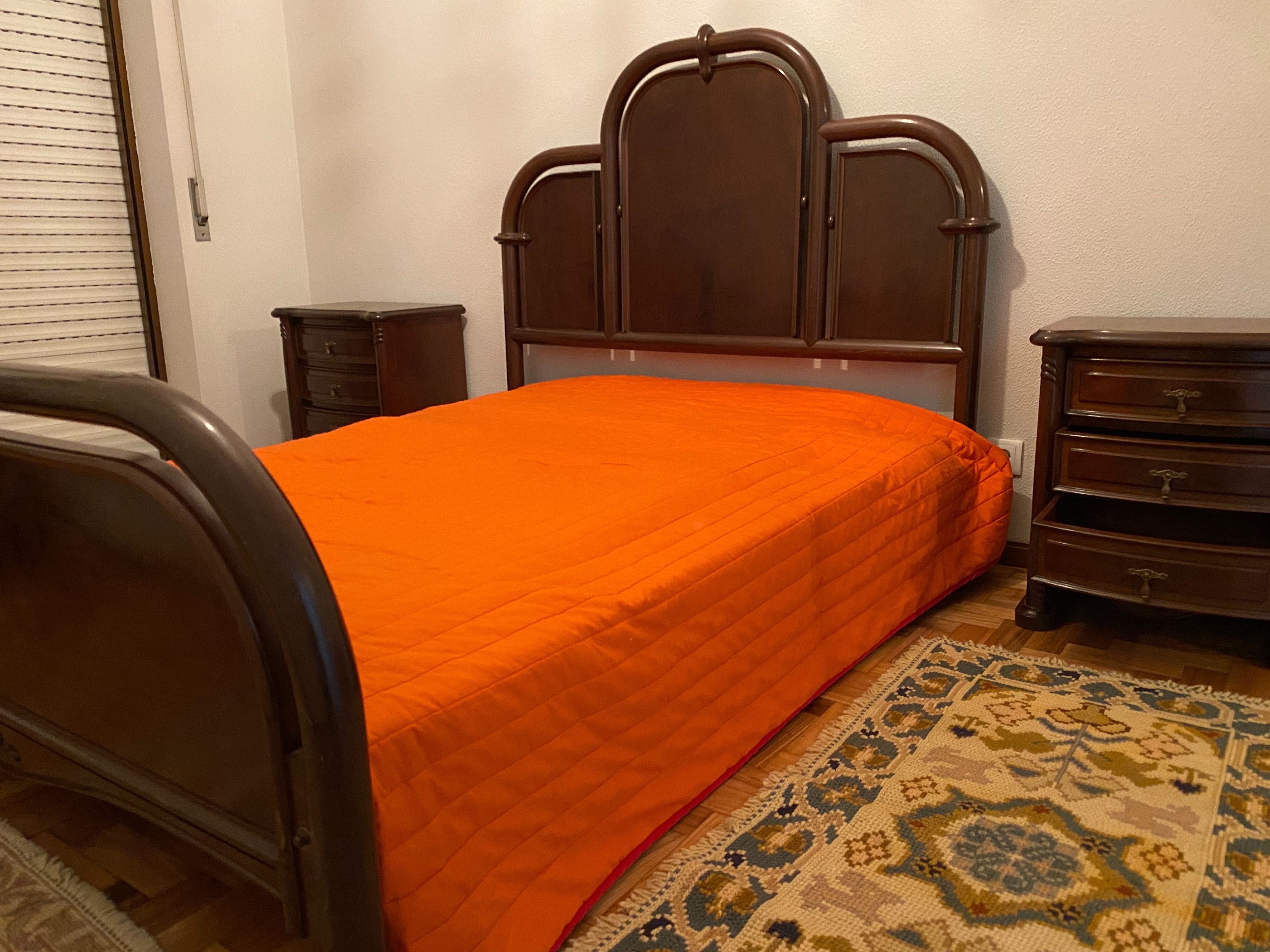 Quarto completo com 2 mesas de cabeceira, cama e móvel