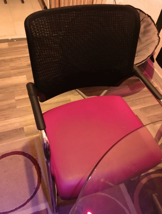 Mesa redonda vidro com quatro cadeiras de escritório