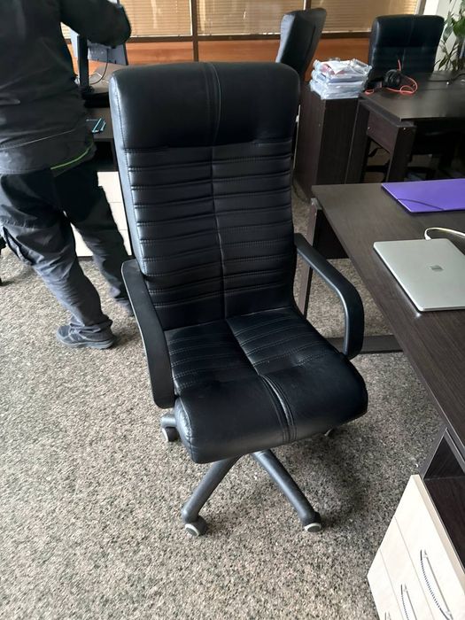 Крісла керівника в асортименті