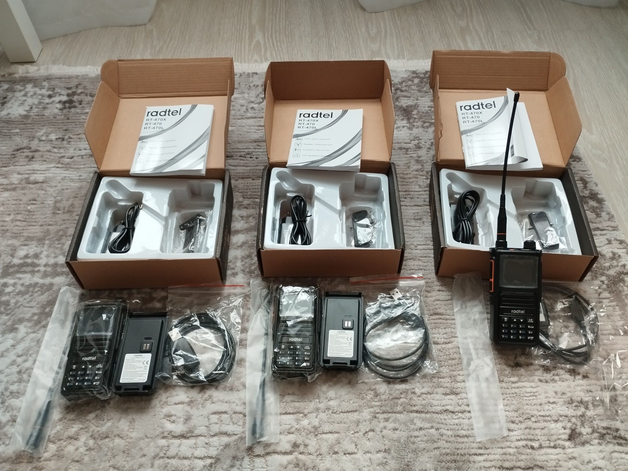 Комплект нових рацій Radtel RT470X bluetoth з додатковими аксесуарами.