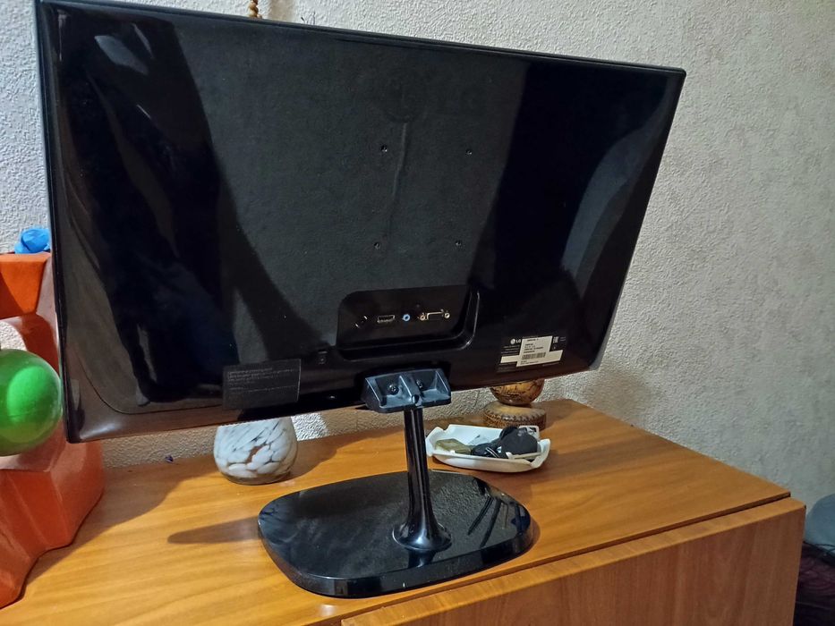 Монітор LG 23MP67HQ - P. 23 дюйма Full HD 1920x1080 у чудовому стані