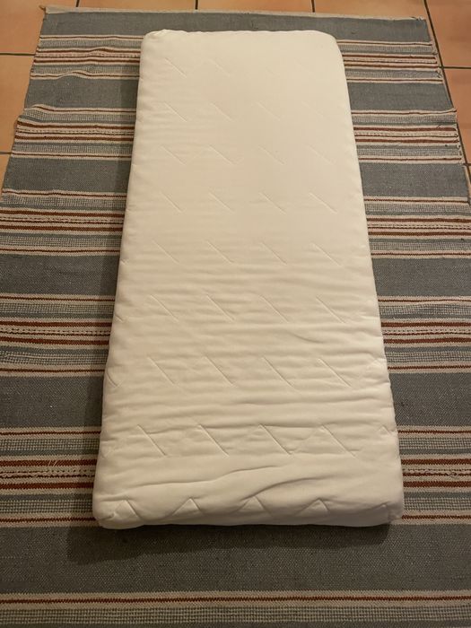 Duas camas individuais com colchão IKEA para criança 1,60