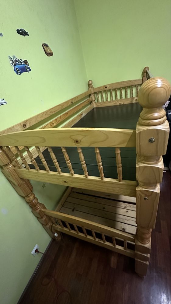 Beliche de madeira maciça para quarto de crianças.