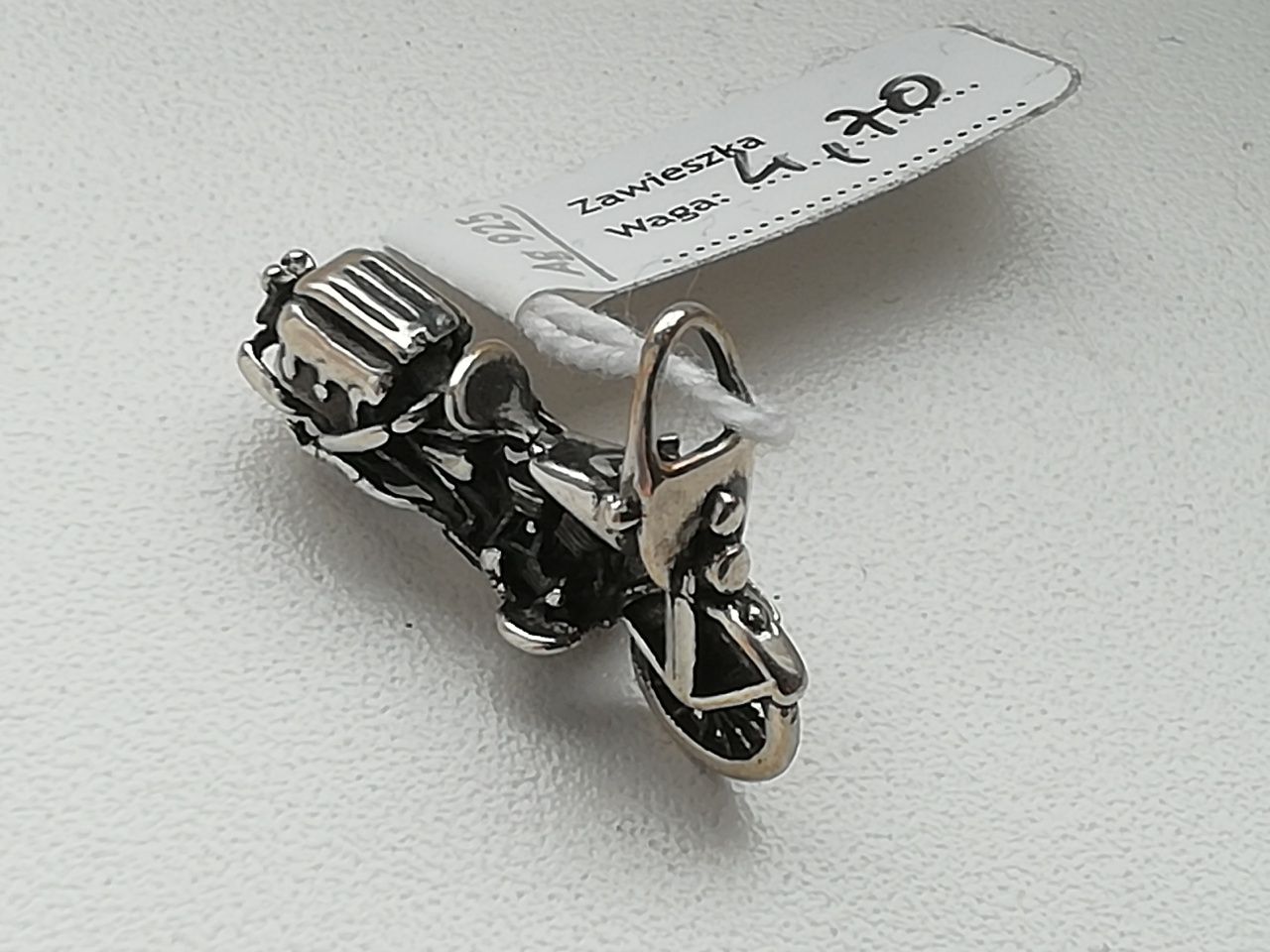 Zawieszka motor srebro miniatura