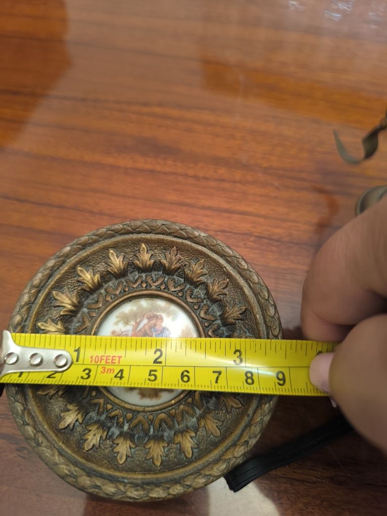 Prato de metal com aplicação de porcelana