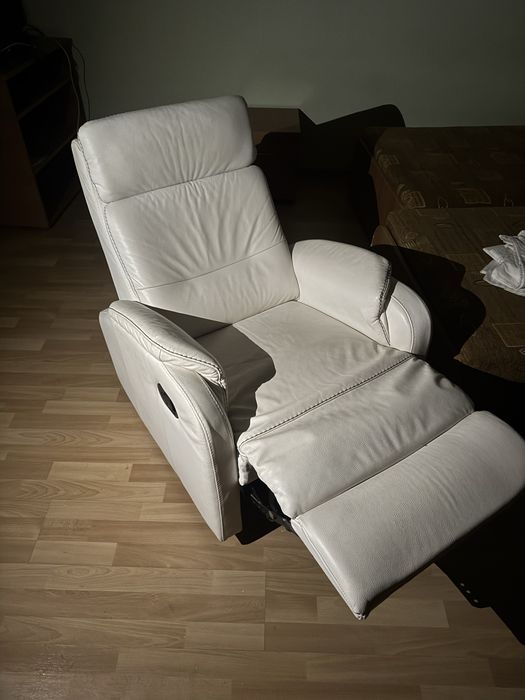 Skórzany kremowy fotel