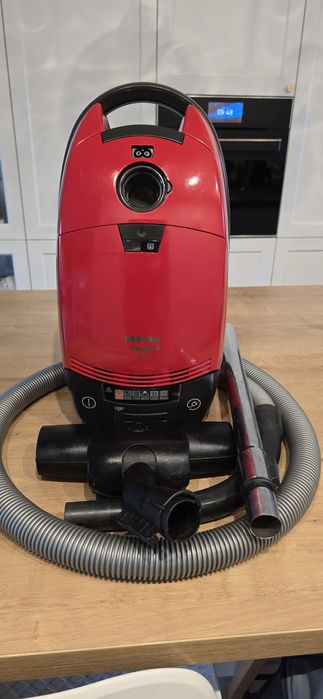 Mocny niemiecki odkurzacz MIELE  CAT&DOG z turboszczotką o mocy 1600W.