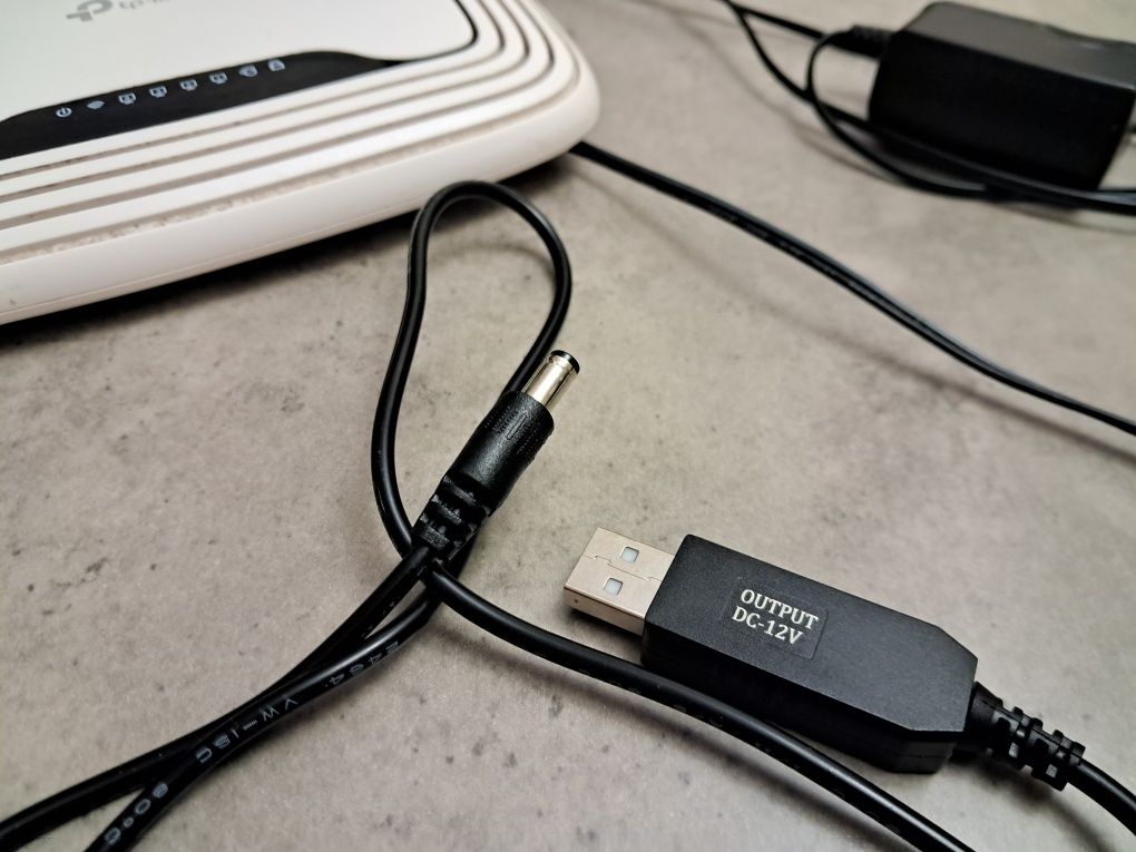 Роутер TP-link з кабелем живлення від павербанку