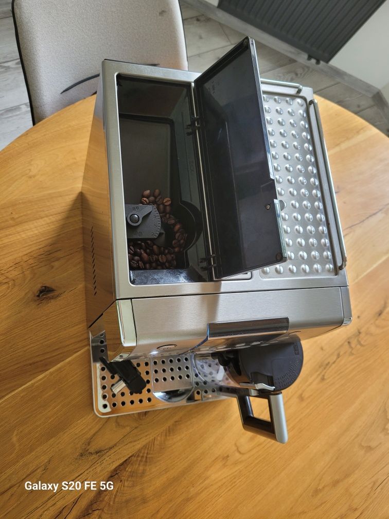 Automatyczny ciśnieniowy ekspres DeLonghi PrimaDonna ESAM6620 15 bar