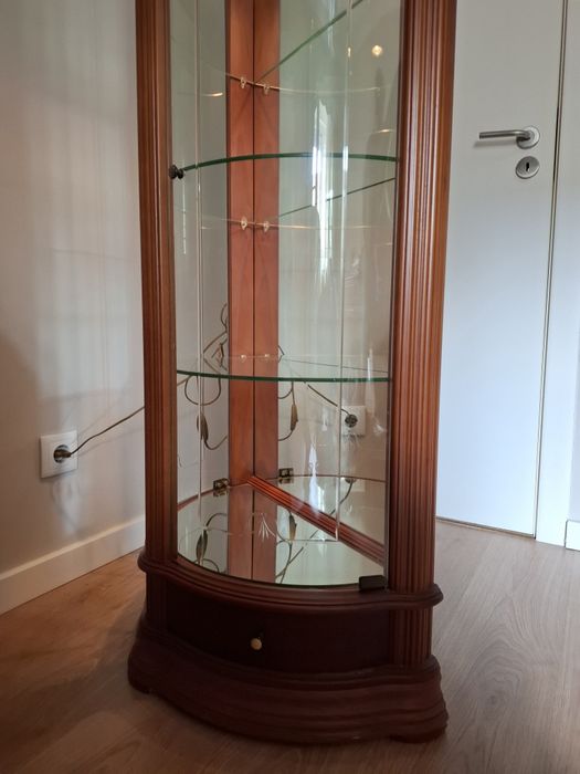 Cristaleira em madeira de mogno