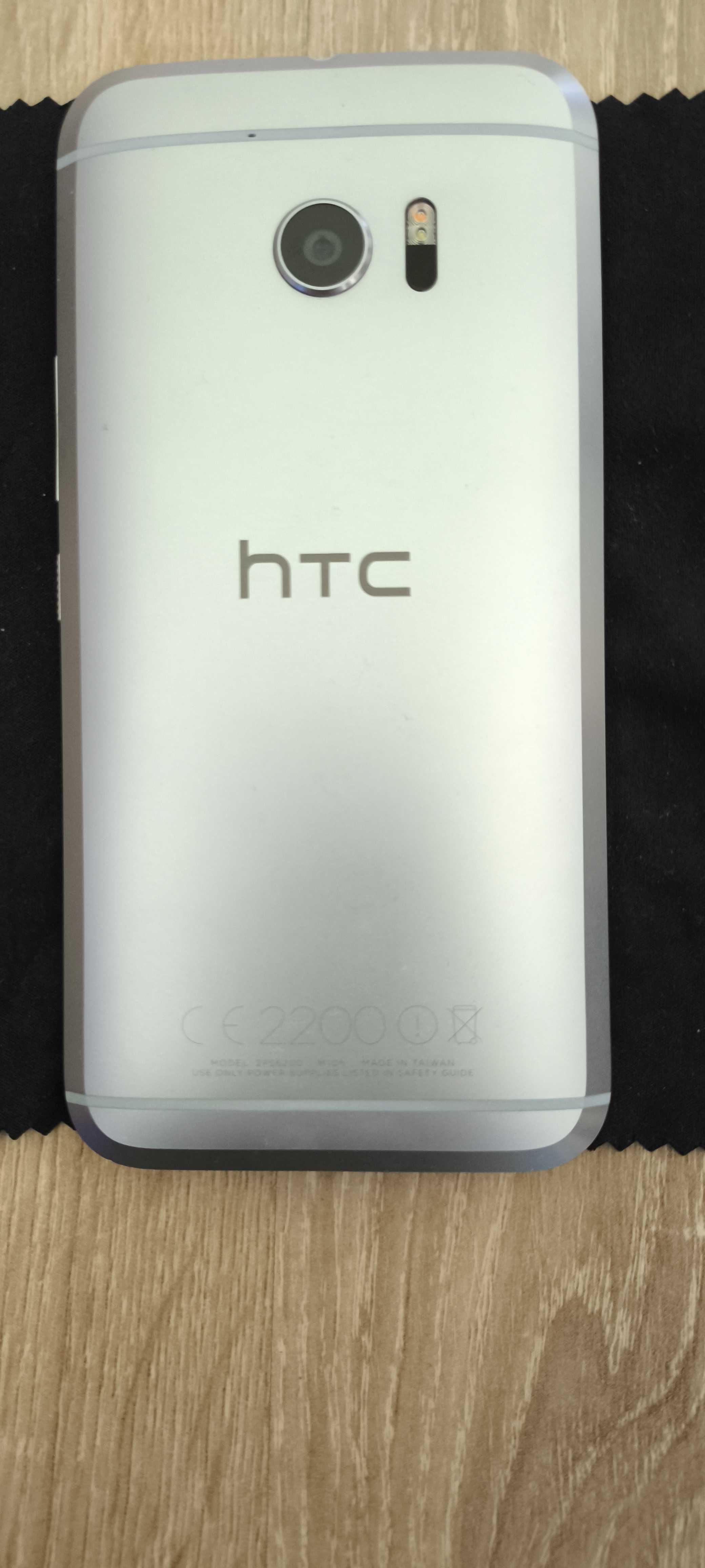 Smartfon HTC 10 w zestawie z ładowarką i słuchawkami