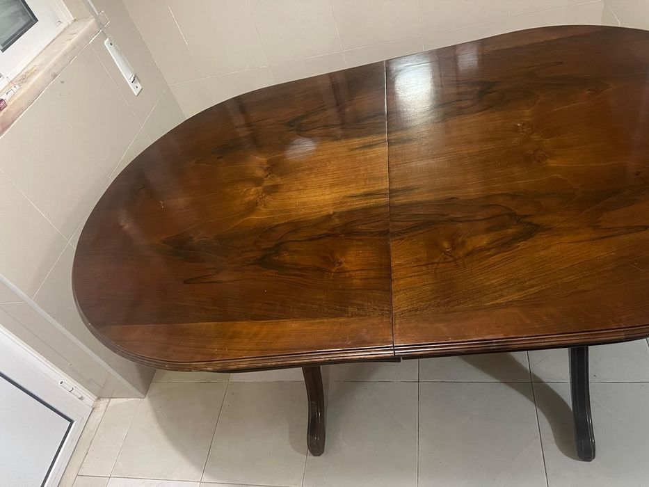 Mesa de jantar em muito bom estado