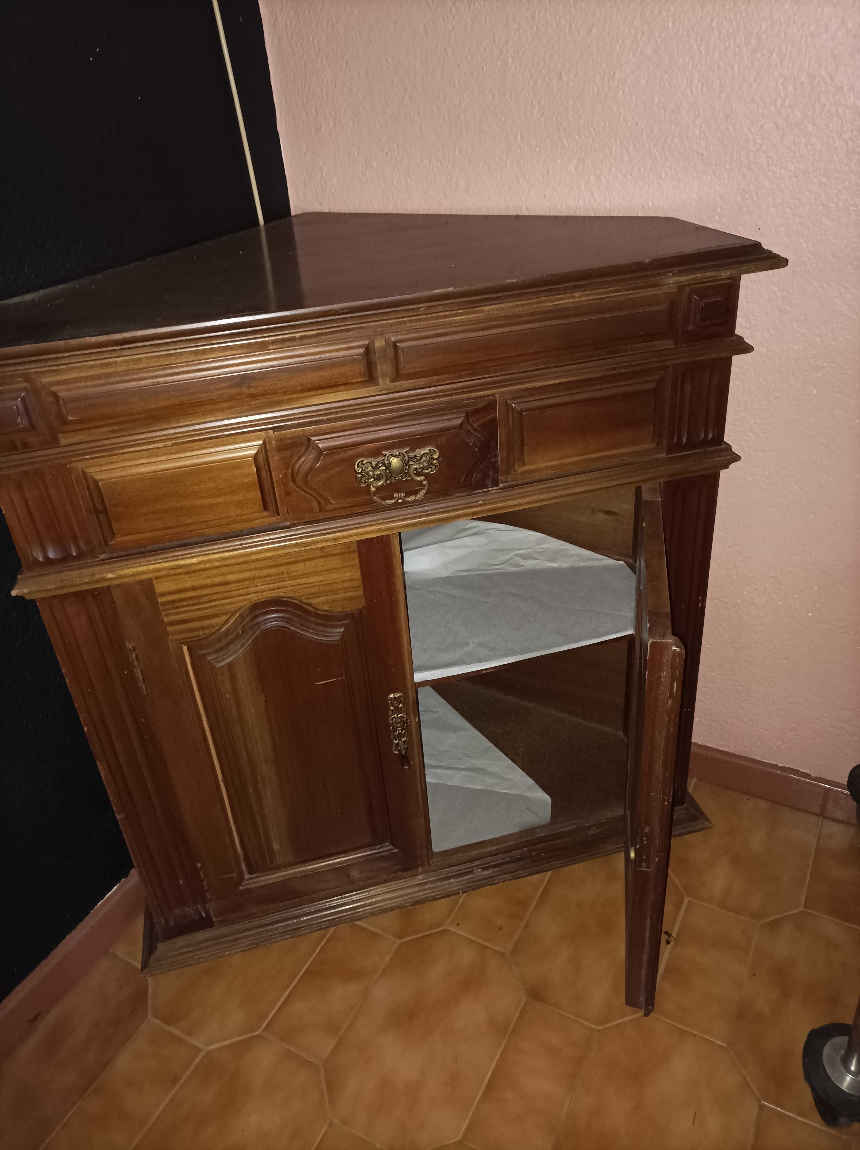 Movel de canto em madeira