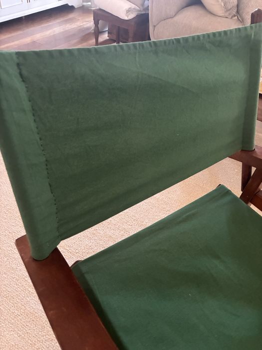 Cadeiras de realizador . Tecido  forte verde escuro. Cada cadeira a 15