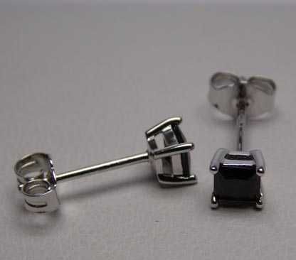 Delikatne srebrne kolczyki kwadratowe czarne cyrkonie sztyfty