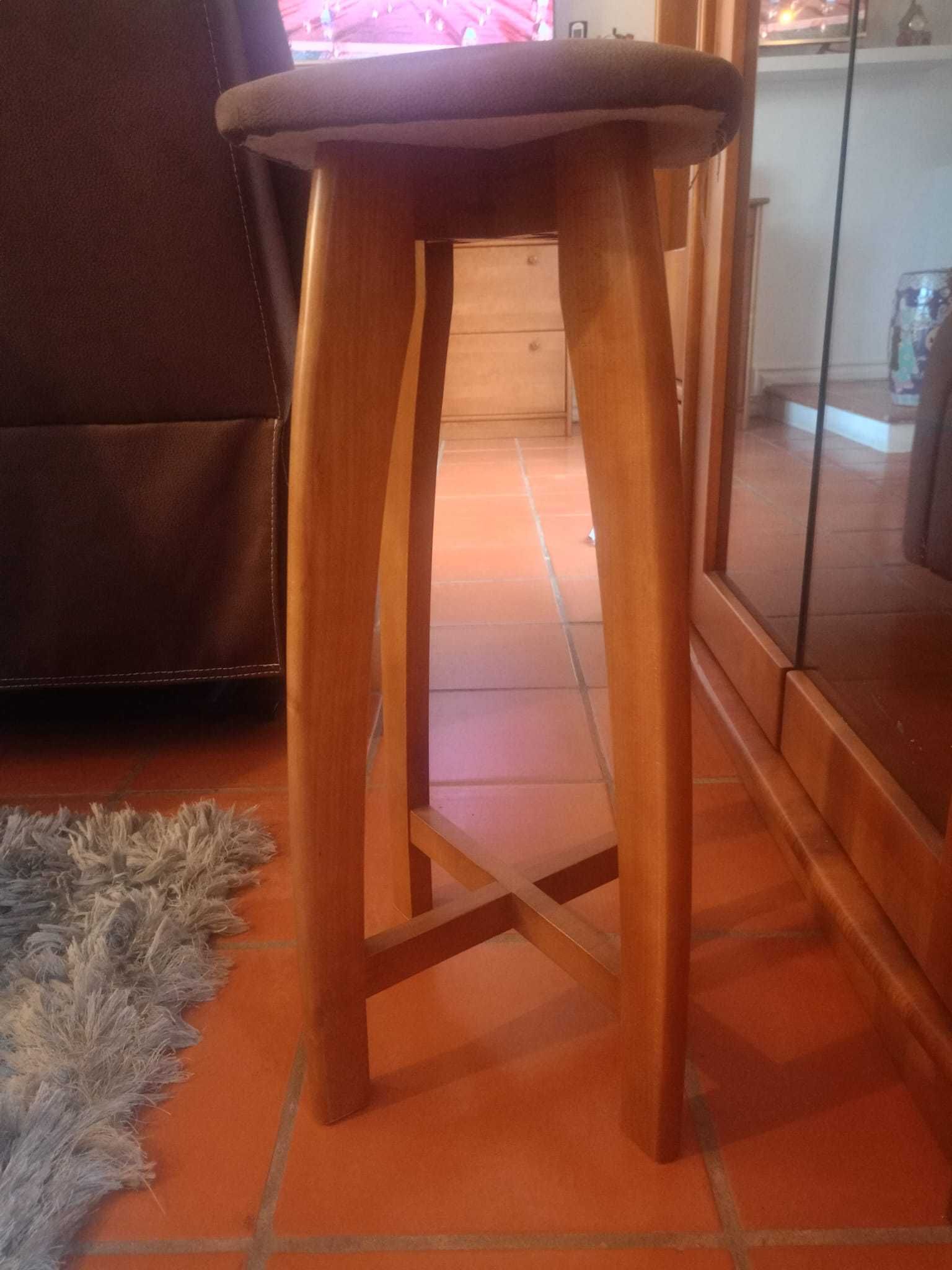 BAR com balcão e dois bancos em madeira de cerejeira maciça americana.