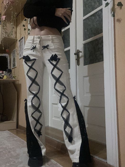 Унікальні білі штани з чорним мереживом — flare, самопошив