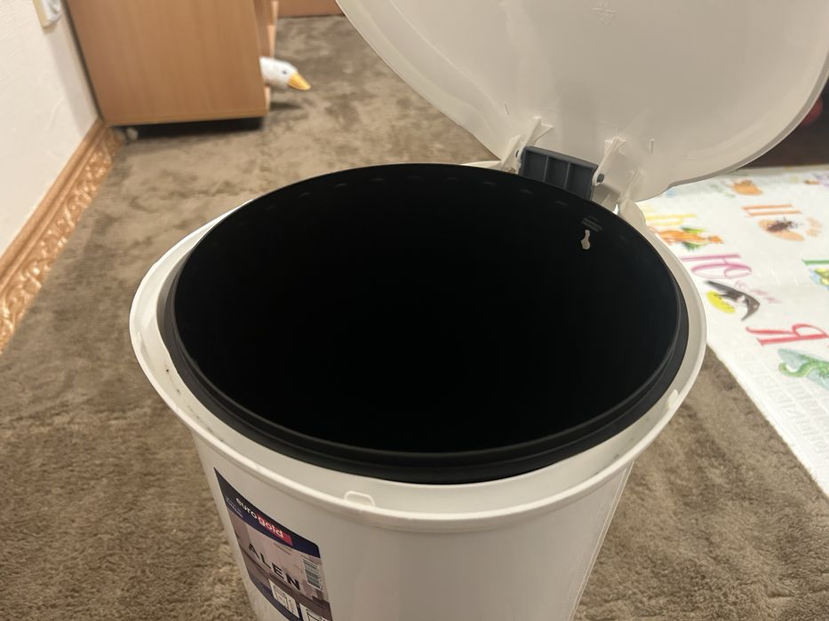 Сміттєве відро з педаллю 14 л Eurogold Alen біле, відро для сміття