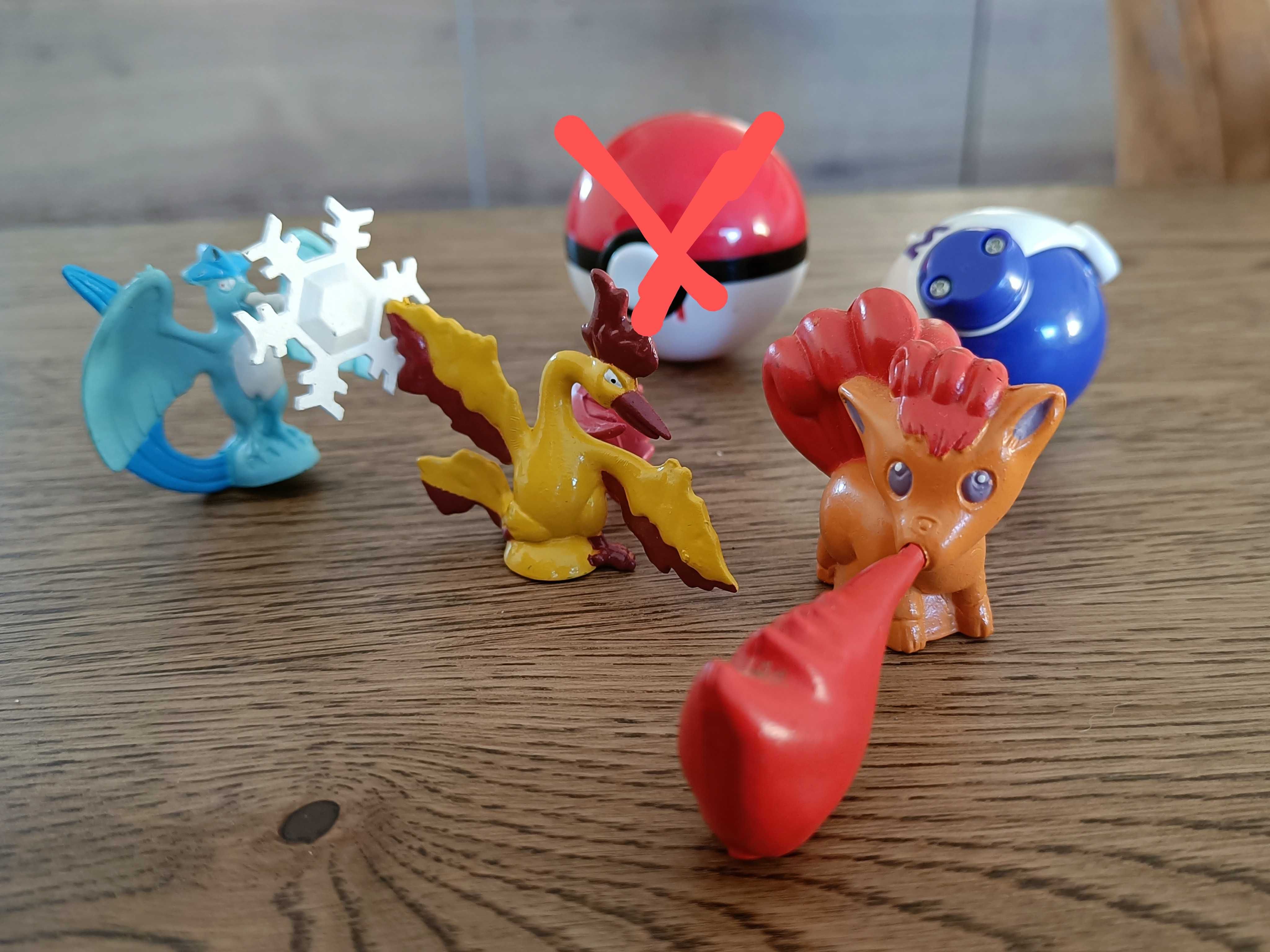 Bonecos Pokemon e pokebolas