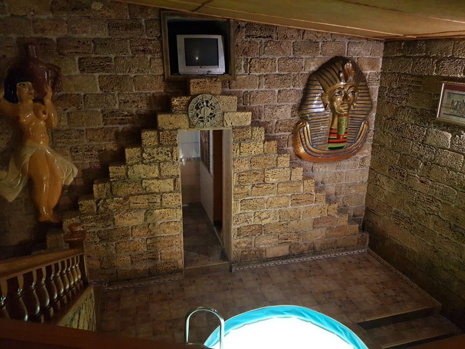 На одній території розташовані 3 бані і  будиночок подобово