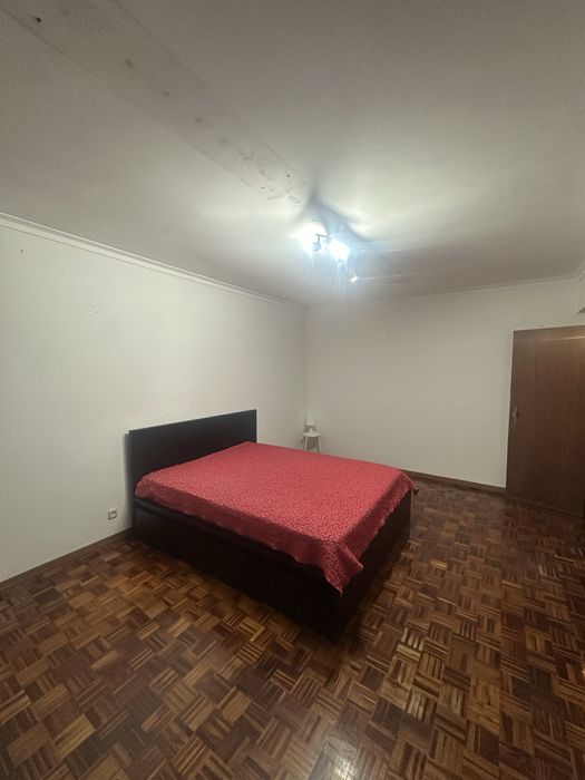 Quarto espaçoso em Massamá, perto da estação