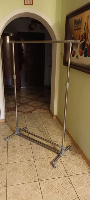 Wieszak na ubrania - Srebrny solidny na kółkach