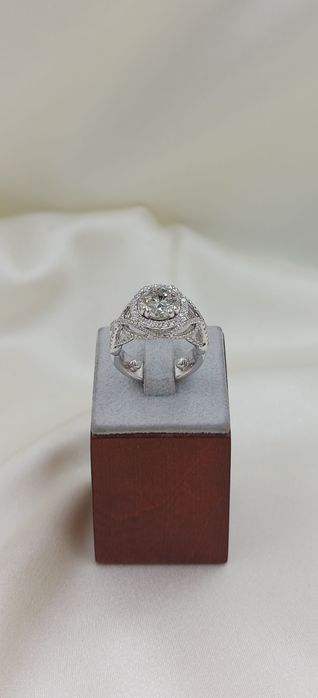 Złoty pierścionek z naturalnymi diamentami.