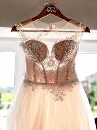 Piękna suknia ślubna z brokatem koloru nudę