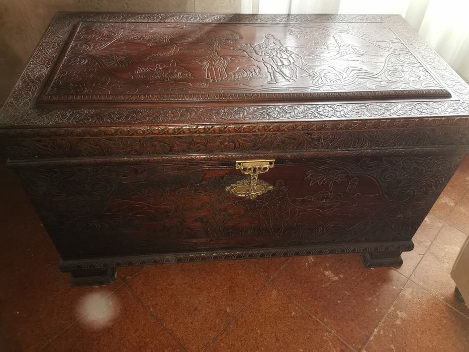 Arca em madeira trabalhada